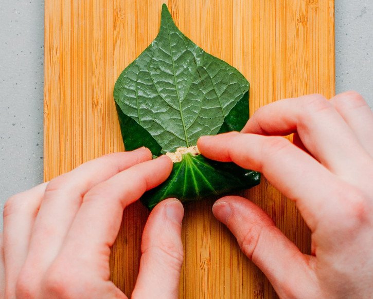 Cuộn từng miếng chả ốc lá lốt đều đặn, đẹp mắt