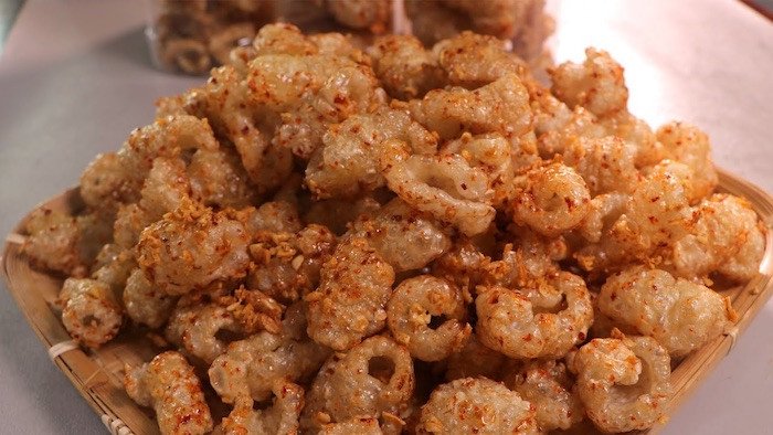 Da heo chiên giòn sốt nước mắm tỏi ớt đậm đà, cay nhẹ, hấp dẫn.