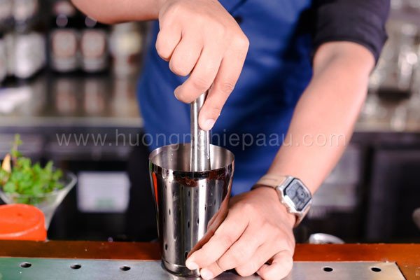 Cách Pha Chế Mojito Bạc Hà Thơm Ngon Tại Nhà Dầm nguyên liệu chanh và bạc hà tươi để Mojito thơm ngon hơn
