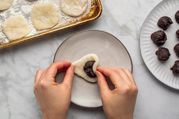 Dàn phẳng vỏ bánh mochi dẻo để gói nhân đậu đỏ béo ngậy