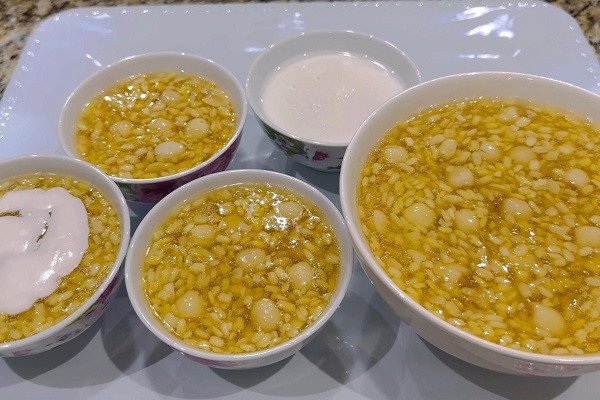 Đang khuấy nhẹ nhàng nồi chè hạt sen đậu xanh để nguyên liệu hòa quyện