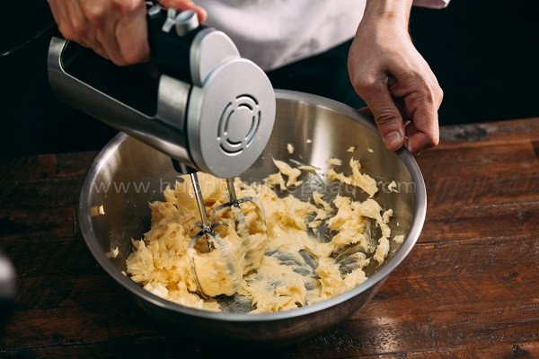 Bí Quyết Nấu Chuẩn Cách Làm Bánh Katka Thơm Ngon Đậm Vị Đánh bơ nhuyễn mịn