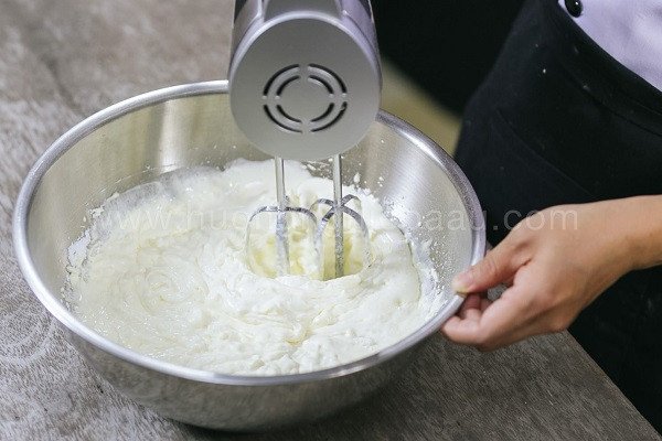 Đánh bông hỗn hợp mascarpone cream cho món Tiramisu