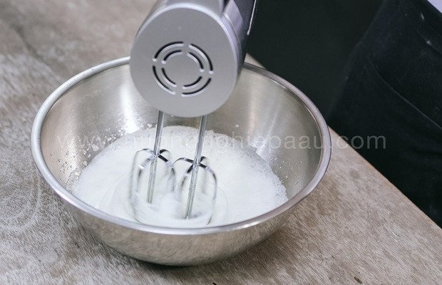 Đánh bông lòng trắng trứng cho bánh bông lan