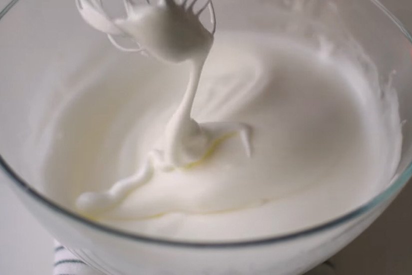 Đánh bông lòng trắng trứng làm bánh Castella mềm xốp
