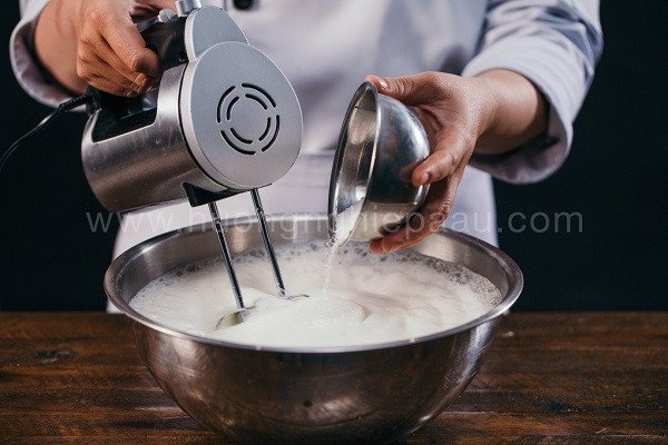 Đánh bông lòng trắng trứng làm cốt bánh Tiramisu sinh nhật