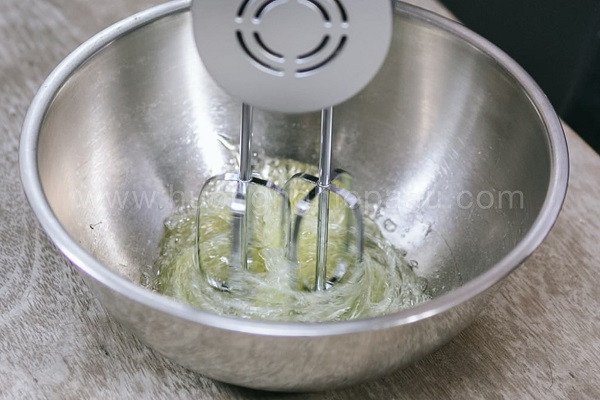 Đánh bông lòng trắng trứng với cream of tartar cho cốt bánh bông lan cuộn