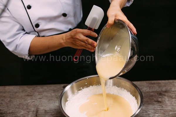 Đánh bông lòng trắng trứng