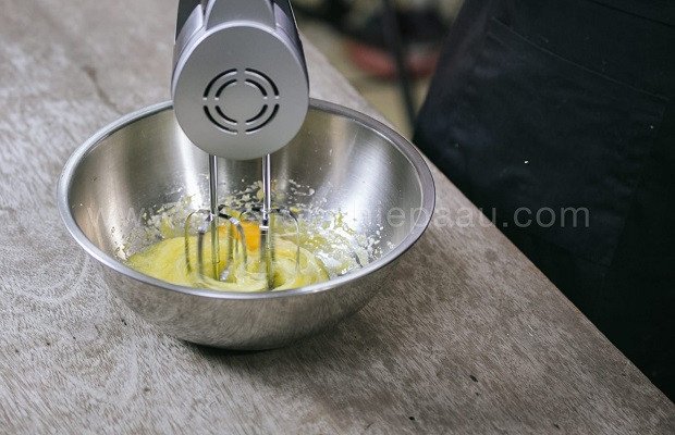 Đánh bông trứng với đường