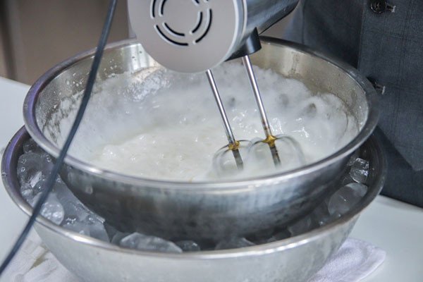 Đánh bông whipping cream nhẹ nhàng