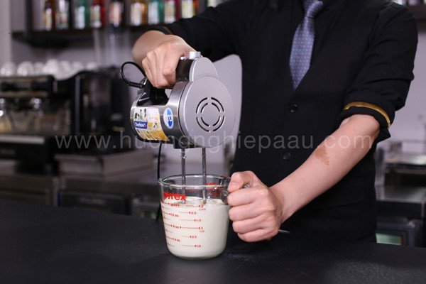Đánh kem macchiato bông mịn cho trà đào