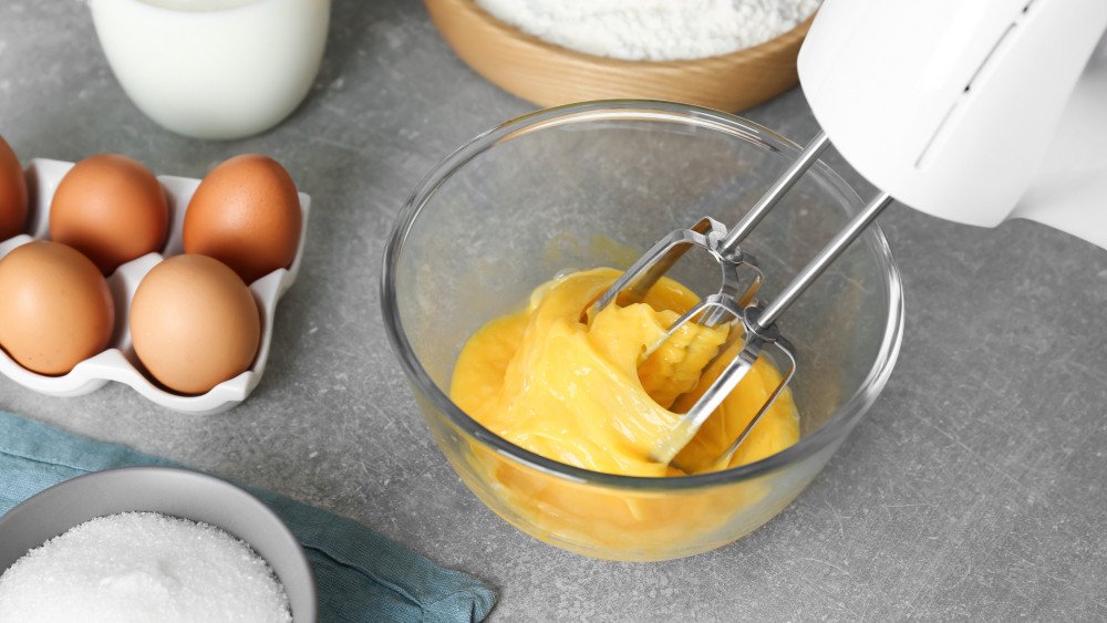 Đánh lòng đỏ trứng gà làm bánh đồng xu phô mai