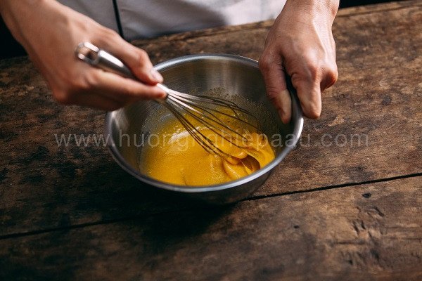 Đánh lòng đỏ trứng với đường làm sốt bơ trứng cho bánh bông lan trứng muối