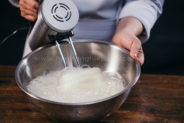 Đánh lòng trắng trứng làm bánh Baumkuchen bông xốp