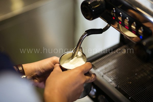 Đánh nóng sữa là bí quyết để tạo bọt sữa mịn và dày cho Capuchino