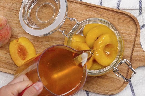 Đào ngâm được bảo quản trong lọ thủy tinh để pha trà đào