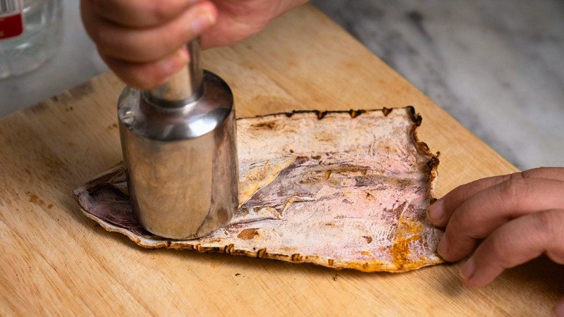 Đập dập mực khô sau khi nướng giúp sợi mực tơi mềm dễ xé