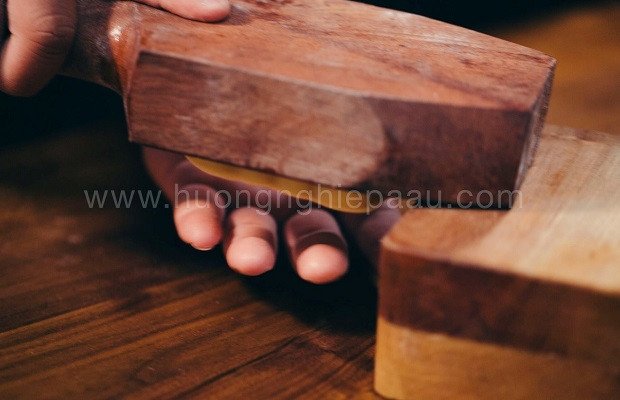 Đập khuôn nhẹ nhàng để lấy bánh Trung thu thập cẩm đã đóng ra