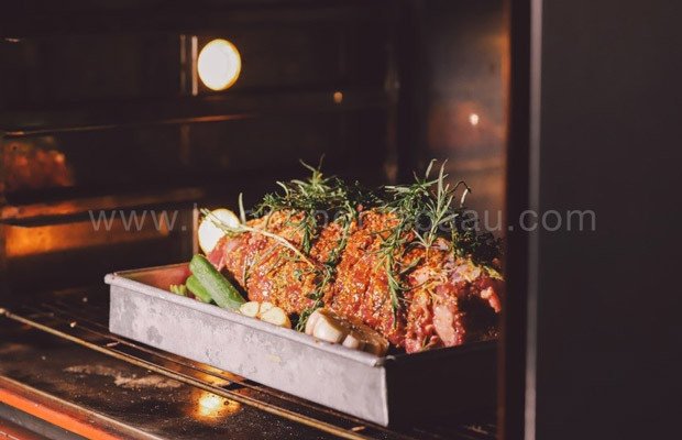 Đặt khối bò nướng tảng vào lò nướng với nhiệt độ thích hợp