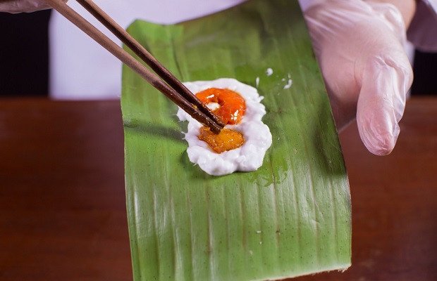 Đặt nhân tôm thịt vào giữa lớp bột mỏng để tạo hình bánh bột lọc gói lá chuối