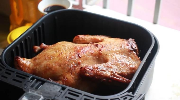 Đặt phần ức vịt xuống dưới để tránh thịt bên trong tiếp xúc trực tiếp với nhiệt độ cao