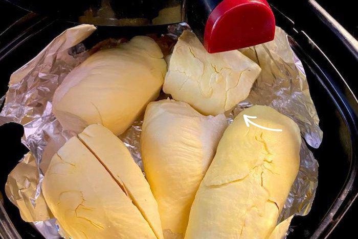 Đặt sầu riêng đã bóc múi vào nồi chiên không dầu trên lớp giấy bạc