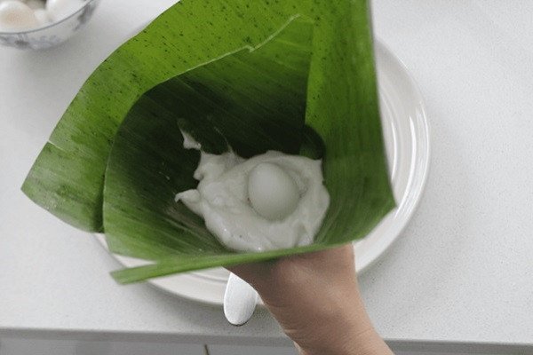 Đặt trứng cút và nhân thịt vào giữa lớp bột bánh giò