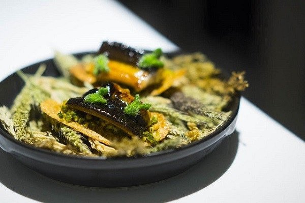 Đầu bếp đang xem xét menu để định giá món ăn hợp lý, tối ưu chi phí.