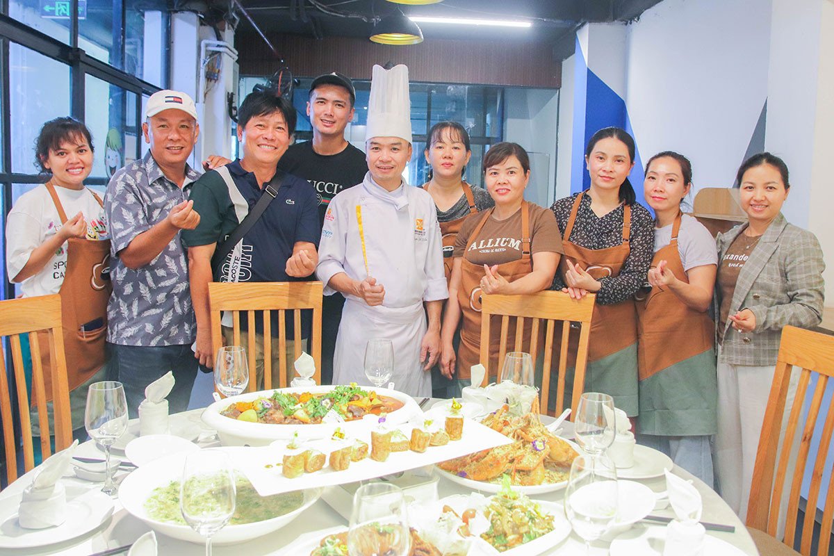Đầu bếp sơ chế nguyên liệu tươi ngon cho món ăn đãi tiệc