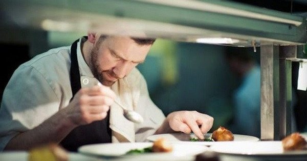 Đầu bếp tài năng thực hiện các món ăn ngon, minh họa cơ hội nghề bếp định cư Úc