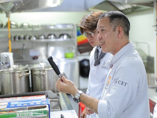 An toàn Lao Động Trong Bếp: Quy Tắc Vàng Giữ An Toàn Đầu bếp tìm hiểu quy tắc an toàn lao động trong bếp