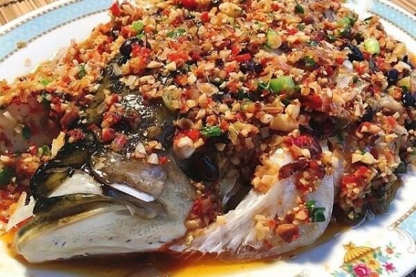 Đầu cá hồi chiên nước mắm vàng ươm, nước sốt đậm đà, rắc hành lá