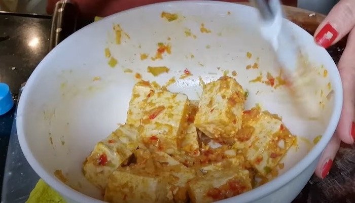 Đậu hũ đã ướp gia vị sẵn sàng cho vào nồi chiên không dầu