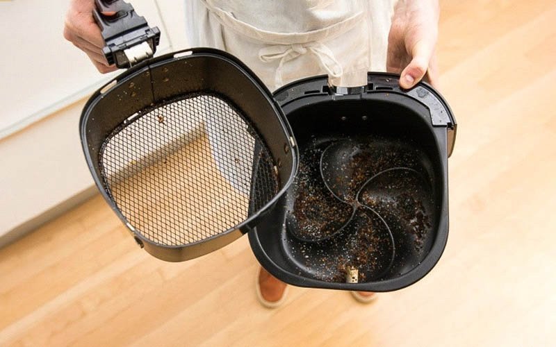 Dầu mỡ bám lâu ngày là nguyên nhân gây rỉ sét nồi chiên không dầu