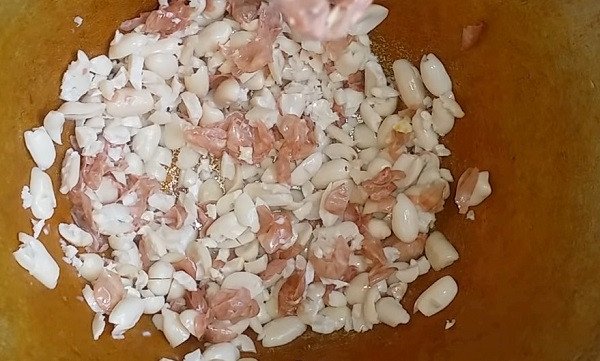 Đậu phộng đã giã dập chuẩn bị nấu canh bí đỏ