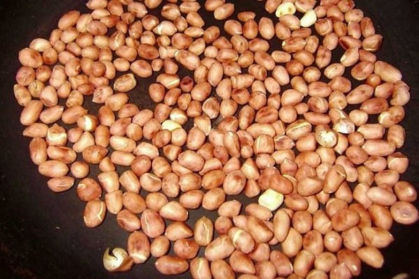 Đậu phộng rang chín trên chảo để làm bơ đậu phộng tại nhà