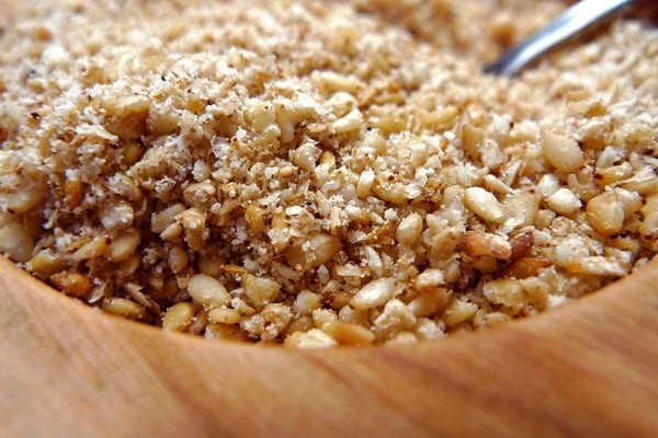 Đậu phộng và mè rang đã giã nhỏ dùng làm muối đậu cho món bánh hòn
