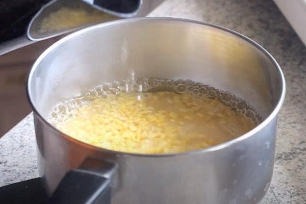 Đậu xanh đã nấu chín mềm chuẩn bị làm nhân bánh ít trần