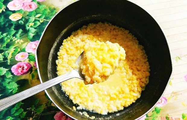 Đậu xanh đang được luộc chín mềm để chuẩn bị làm nhân xôi màu vàng