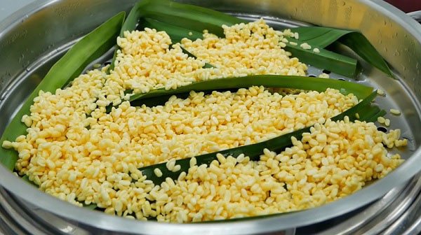 Đậu xanh hạt đã hấp chín mềm chuẩn bị làm nhân khoai lang kén