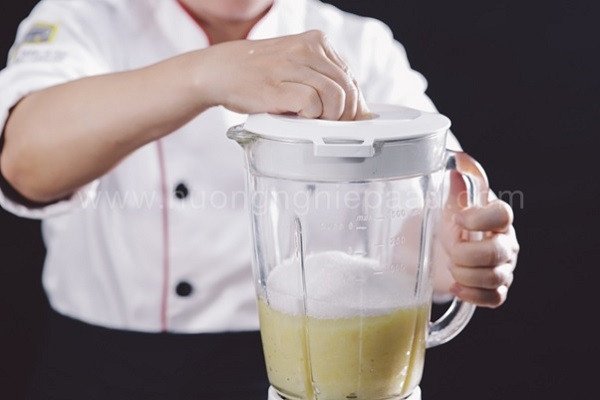 Đậu xanh sau khi hầm mềm được cho vào máy xay cùng đường để tạo thành hỗn hợp mịn