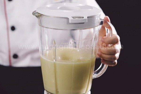 Đậu xanh sau khi luộc được xay nhuyễn để làm nhân bánh trung thu trứng muối Đài Loan mềm mịn.