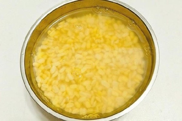 Hướng Dẫn Chi Tiết Cách Làm Bánh Xèo Chay Ngon Giòn Tại Nhà Đậu xanh và các nguyên liệu sơ chế cho phần nhân bánh xèo chay