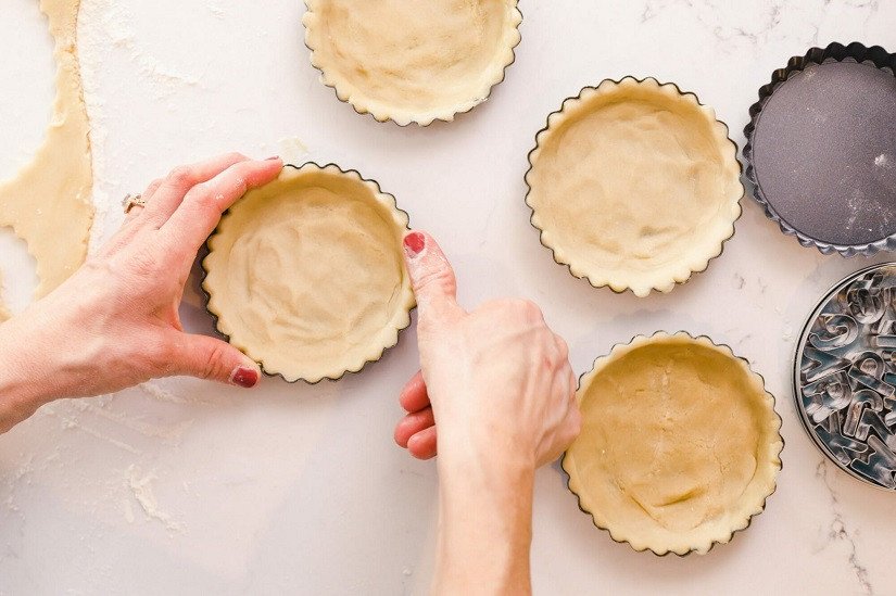 Đế bánh tart trứng được tạo hình và nướng sơ trong khuôn