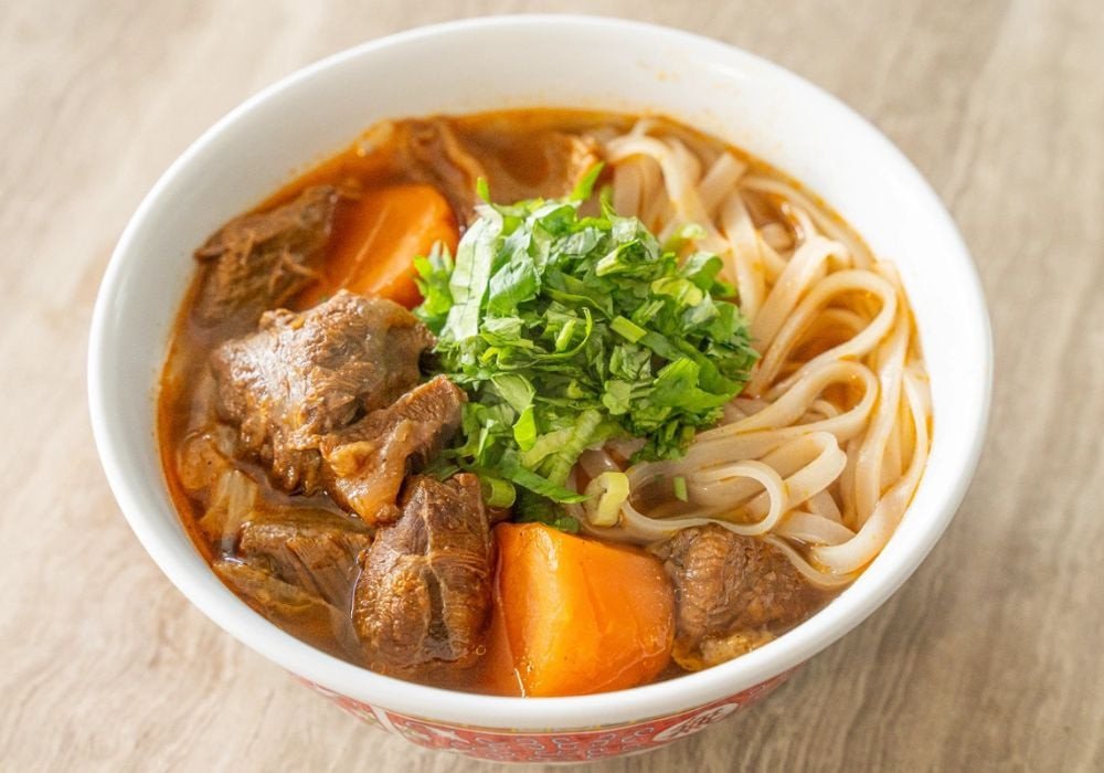 Để bảo quản phở bò kho, cần tách riêng bánh phở và phần thịt, nước dùng
