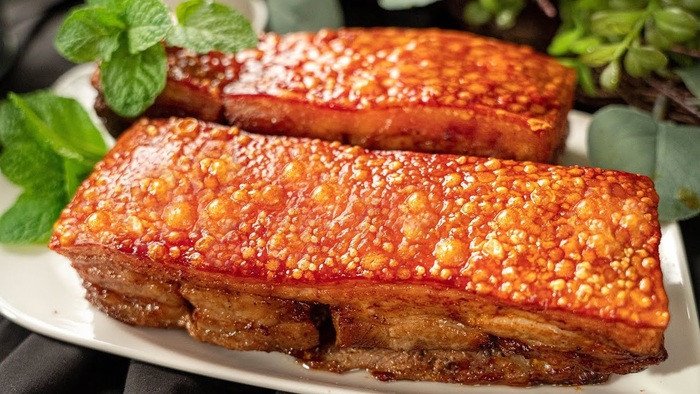 Dễ dàng thưởng thức món heo quay giòn bì thơm ngon, vàng ươm tại nhà chỉ với nồi chiên không dầu