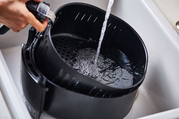 Dễ dàng vệ sinh nồi chiên không dầu sau khi sử dụng