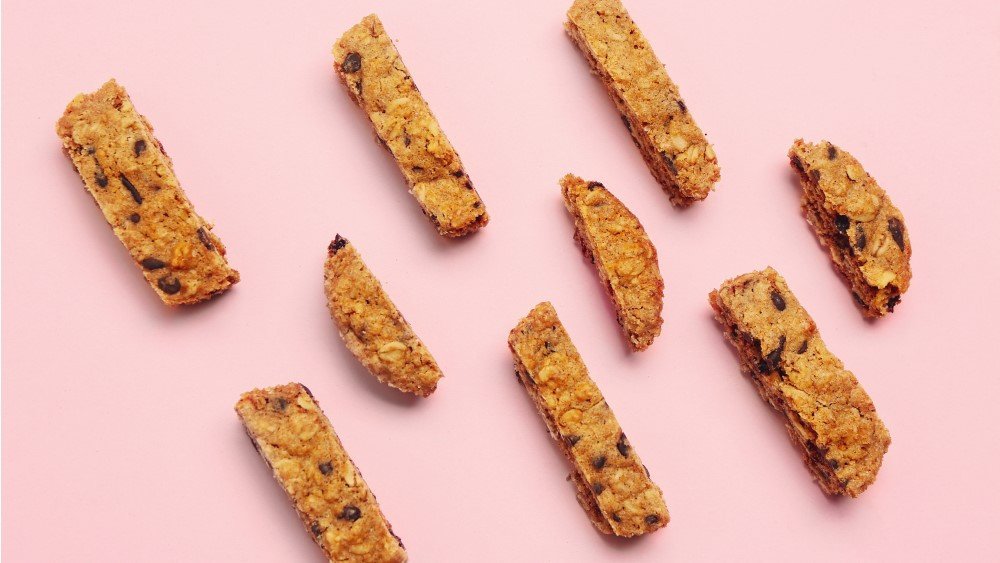 Đĩa bánh biscotti nguyên cám healthy được nướng vàng đẹp mắt trong nồi chiên không dầu.