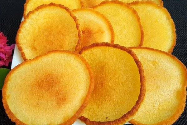 Đĩa bánh bột mì chiên chay vàng ươm, hấp dẫn sau khi chế biến