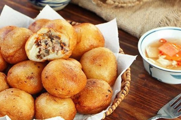 Đĩa bánh cam mặn miền Tây chiên vàng giòn sau khi hoàn thành
